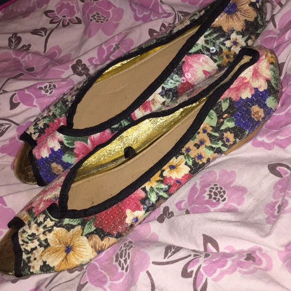 Wet seals flats with flowers - Picture 2 of 3